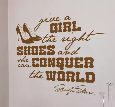 Give a girl the rigth shoes...Zitat Marilyn - TenStickers