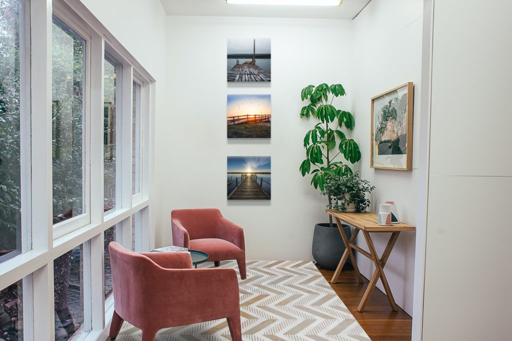 Sala de estar con cuadros